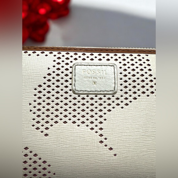 Fossil Leather Zip Wallet Beige Perforated Design EUC - Picture 2 of 6